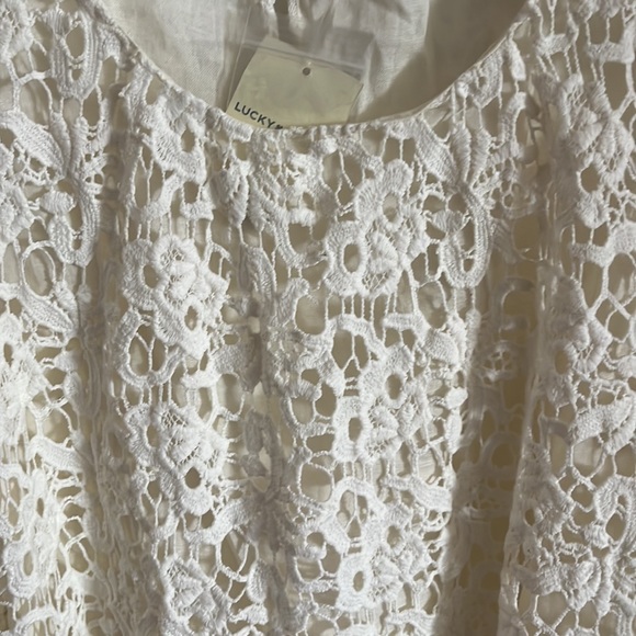 Beautiful Sleeveless Eyelet Tank - size M - Picture 2 of 3